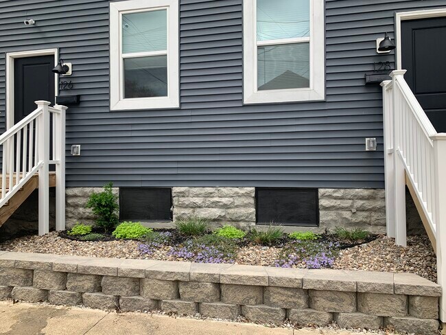 Building Photo - 128 W 9th St