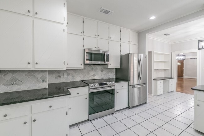 Building Photo - WONDERFUL BERKELEY LOCATION!  Immaculate One Story Craftsman!