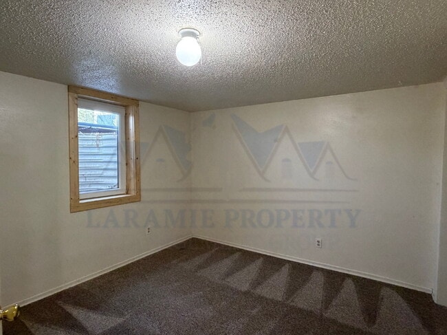 Building Photo - Charming 2 Bedroom