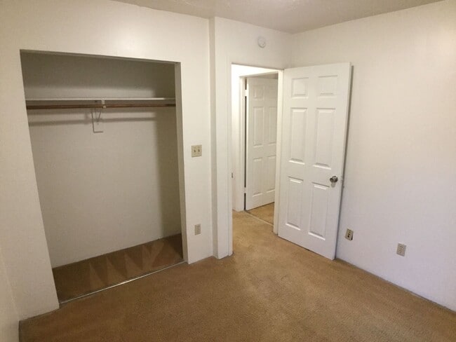 Building Photo - Blacksburg, 4 BR / 2.5 BA Townhouse, Available August