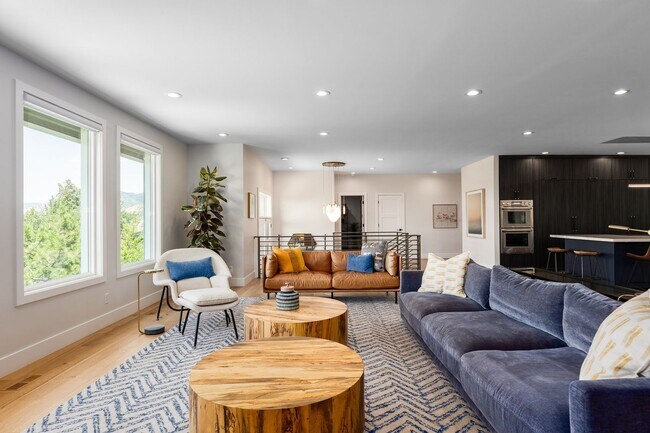 Building Photo - Stunning 5-Bedroom Modern Home with Panora...