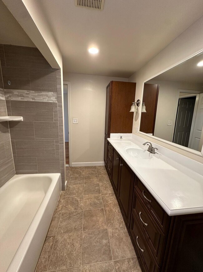 Building Photo - 2184 Cumberland Dr