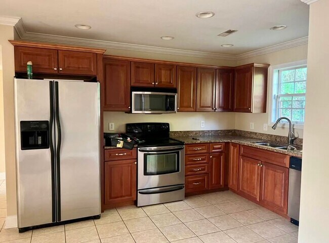 Building Photo - 3 bedroom + loft & 2.5 bedroom  in gated community