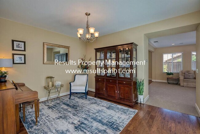 Building Photo - Spacious and upgraded 4 Bed 3 Bath Roseville Home