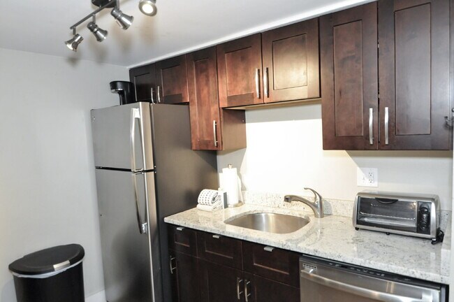 Building Photo - 3 bedroom condo in Wildernest available June 1st!