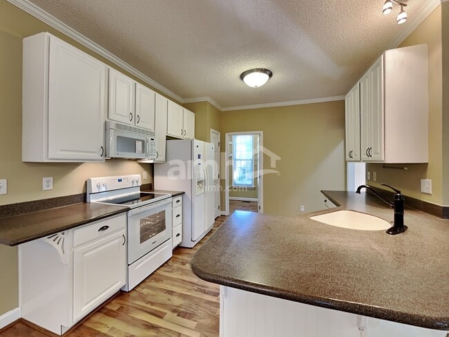 Building Photo - 1105 Stonewater Dr