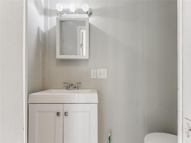 Building Photo - Charming Updated Bungalow in the Heart of Shawnee!