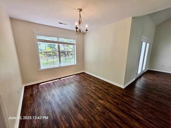 Building Photo - Thoughtfully updated 3 bedroom in Summervi...