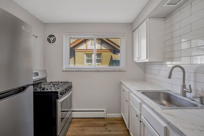 Building Photo - Webster Apartments - Newly Renovated 1 Bed...