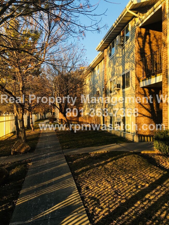 Building Photo - Check out This Cute 2 Bedroom 1 Bath SLC Condo!