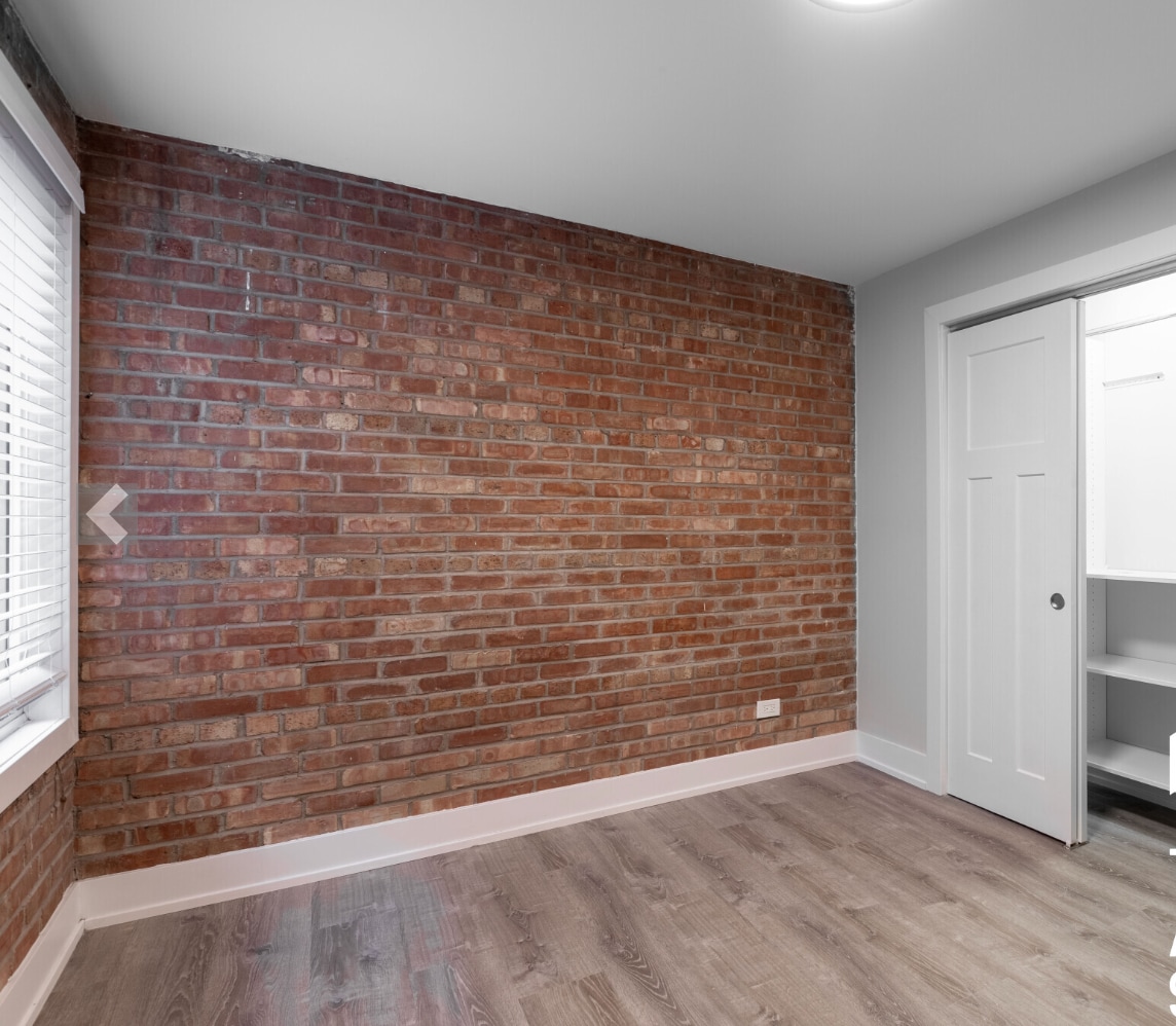 Building Photo - 1214 N La Salle Dr