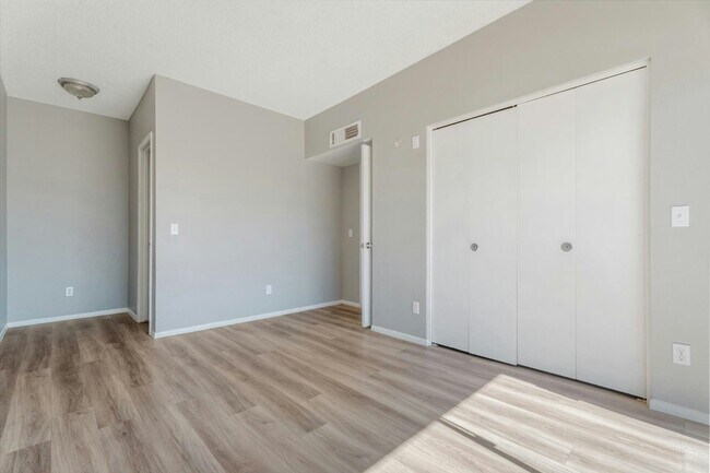 Building Photo - 2814 E Marconi Ave