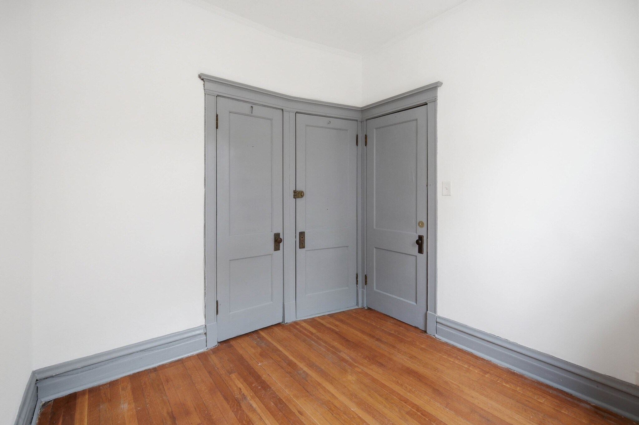 Building Photo - 1448 E 69th Pl