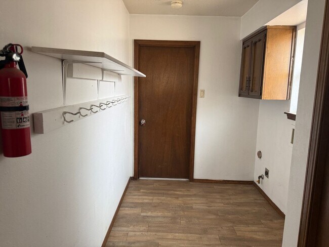 Building Photo - 4 Br, 1.75 Ba, 2 living areas, formal dining room, 2 CG, nice yards, storage shed