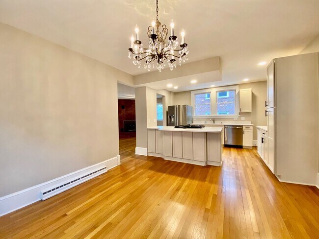 Building Photo - North Asheville - Renovated 1020's Charmer!
