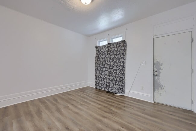 Building Photo - 5 bedroom 1.5 bath. Home available now.