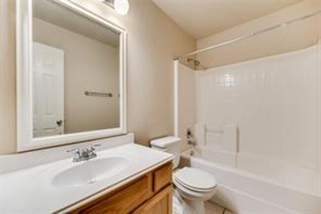 Building Photo - Freshly Updated 3 bedroom spacious beauty!!