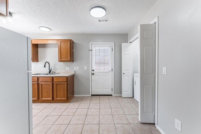 Building Photo - 3300 SW Landau Ct