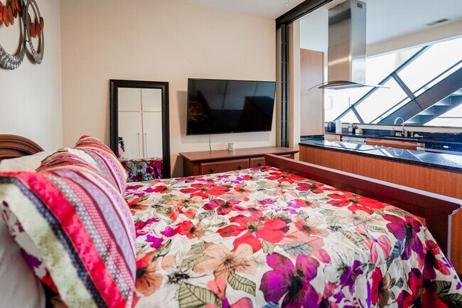 Building Photo - Fully Furnished Mid-Term 2-Level Condo | 1,549 Sq Ft | Private Parking | Shared Living