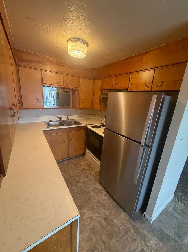 Building Photo - Large Two Bedroom Conveniently located Amenities!