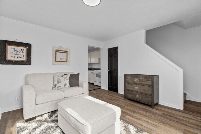 Building Photo - Charming 2-bedroom, 1-bathroom townhouse l...