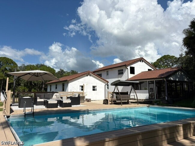 Building Photo - 14810 Queen Ave