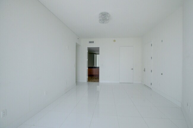 Building Photo - 15901 Collins Ave