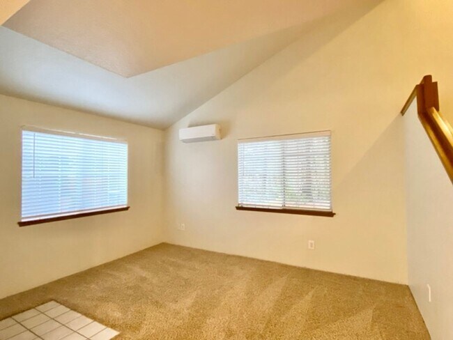 Building Photo - Quaint 2BR 1.5BA Condo in the Vineyards