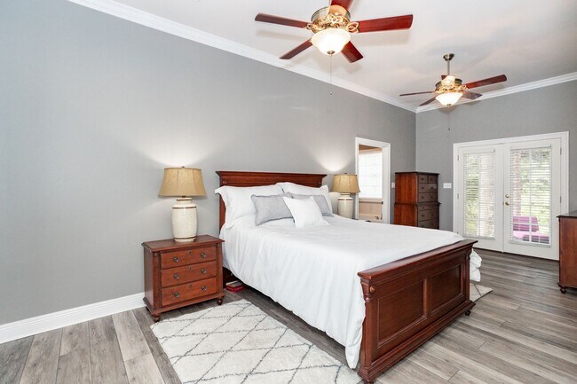 Building Photo - Historic Highland Road Beauty with Bayou V...