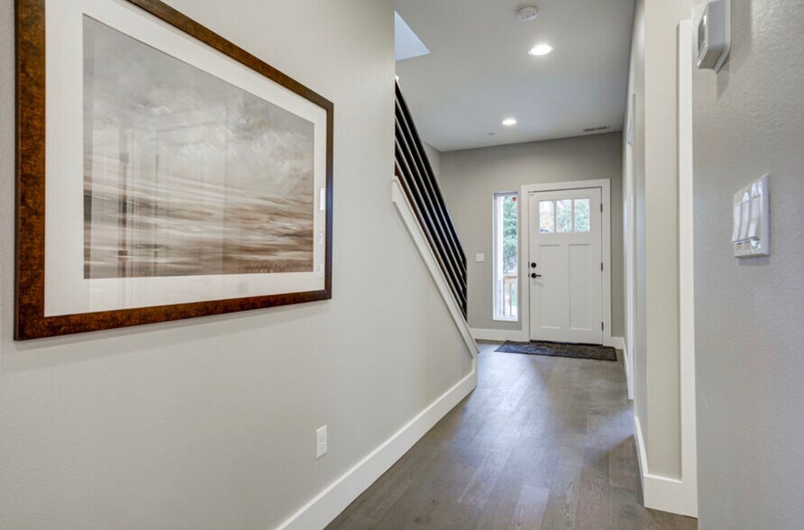 Building Photo - 6049 NE Flanders St