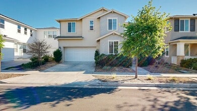 Building Photo - Bright & Beautiful 4 Bedroom 3 Full Bathroom Home!