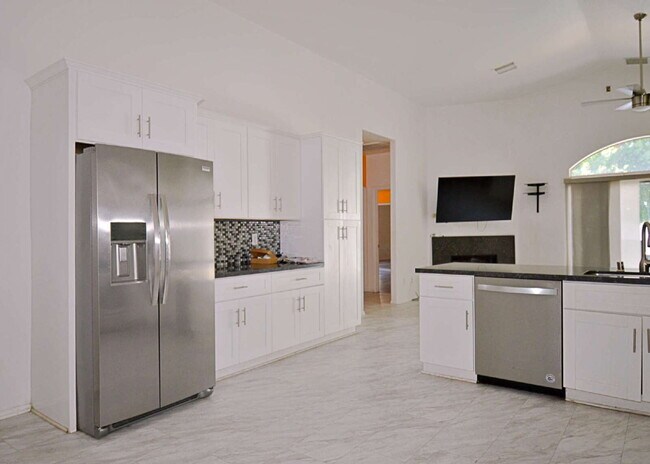 Building Photo - 5/3 Stunner in Cathedral City