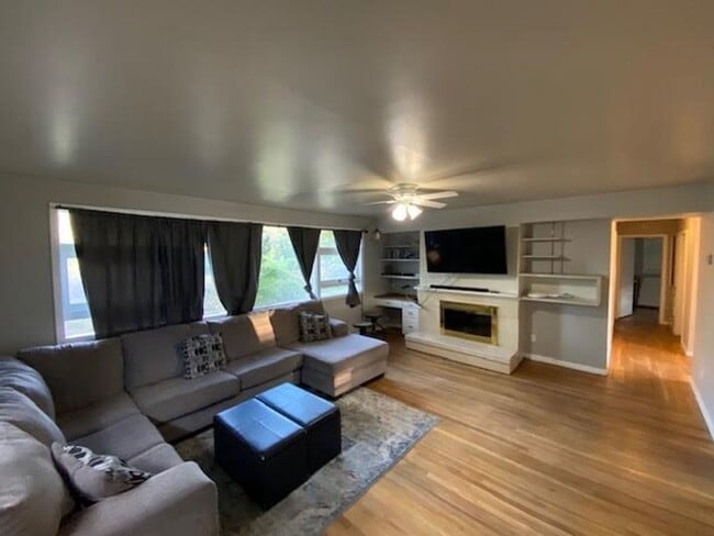Building Photo - Move in Discount! Charming Ranch Style Sin...