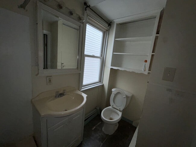 Building Photo - 2 bed freshly updated