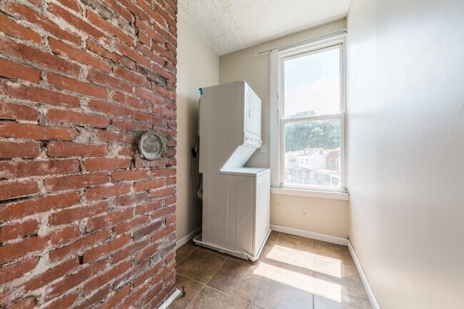 Building Photo - AVAILABLE AUGUST 2026 - Unique 3 Bedroom + den w/ Central AC in the South Side Slopes!
