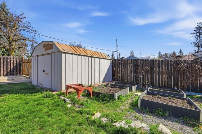 Building Photo - 3402 W Kiernan Ave