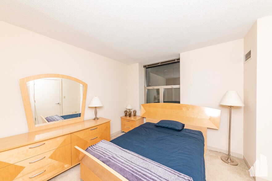 Building Photo - 222 N Columbus Dr