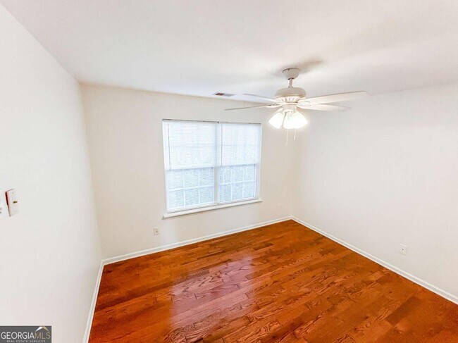 Building Photo - 2027 Oakbluff Way SW