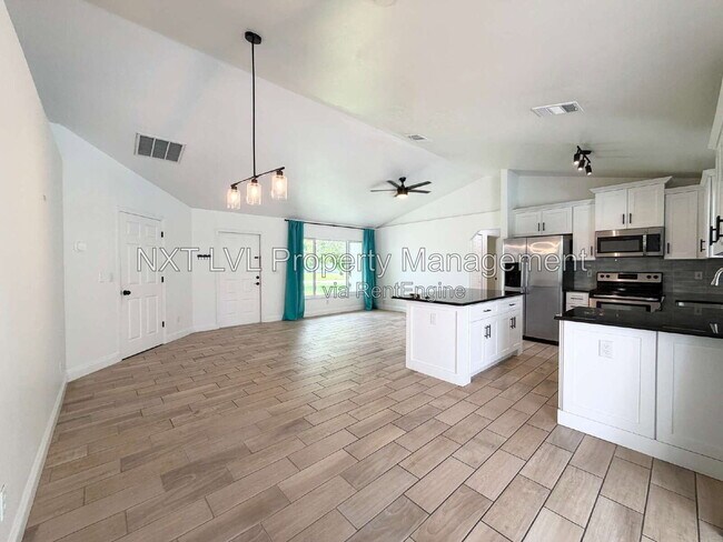 Building Photo - 631 SW 12th St