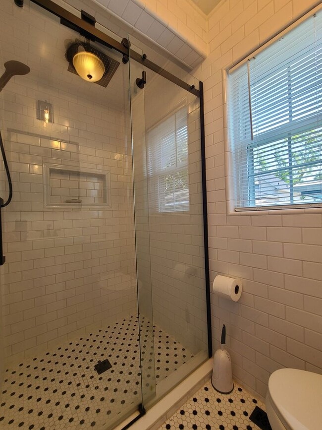 Building Photo - 3-bedroom, 2-bathroom home located in beau...
