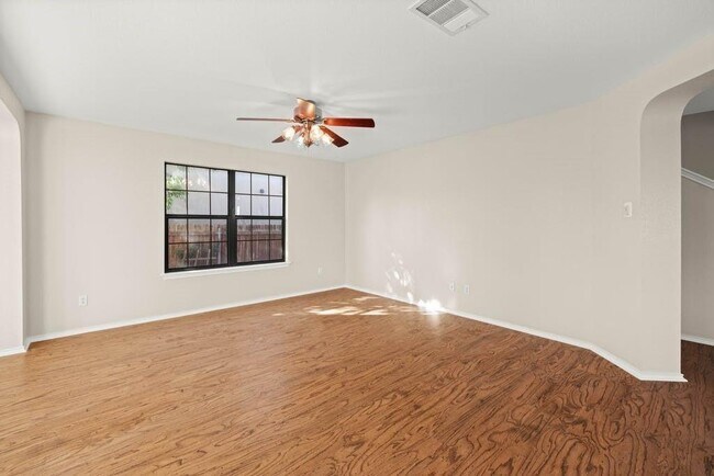 Building Photo - 204 Lauren Loop