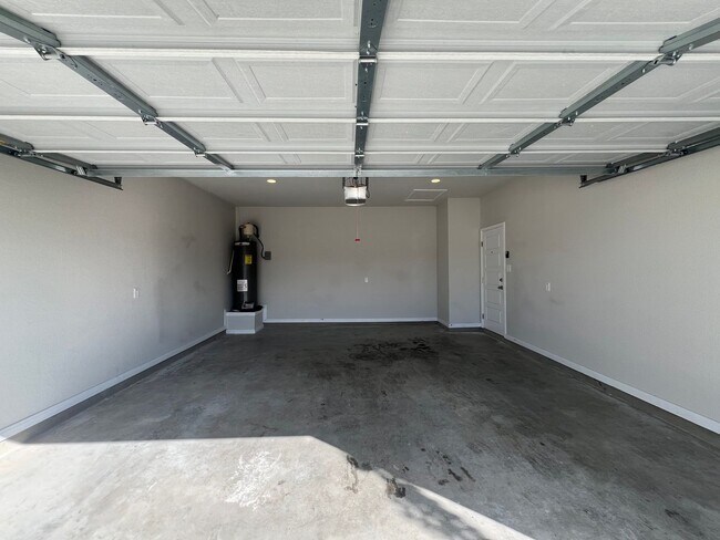 Building Photo - Luxury 3/2 Duplex in Seguin, Texas