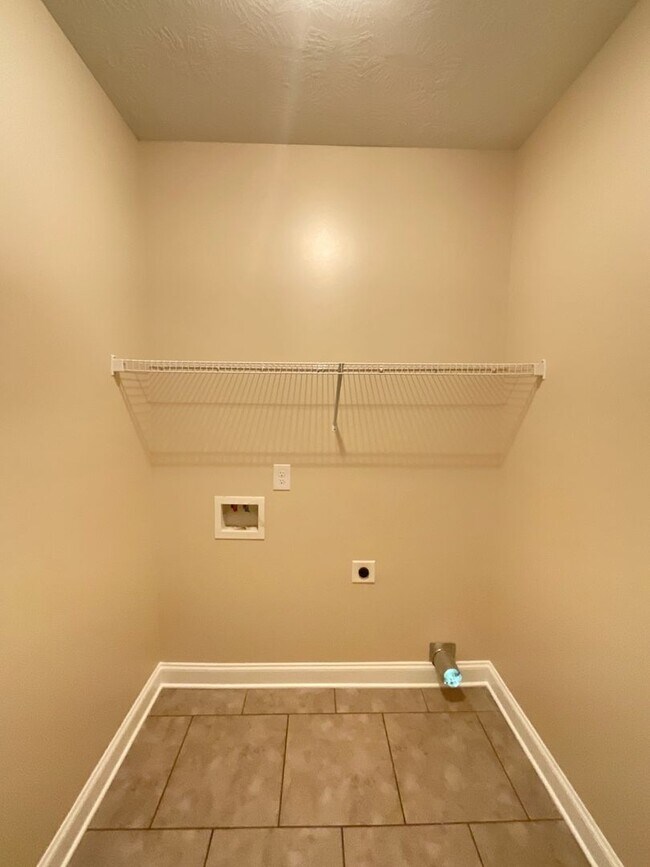 Building Photo - ****Rent Special***** 50% off the first re...