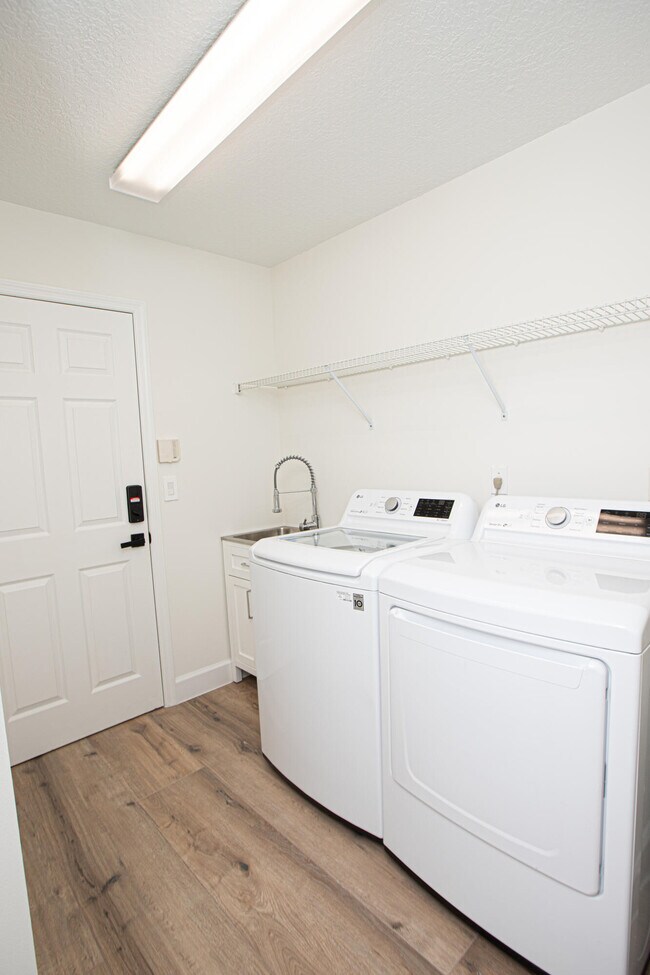 Building Photo - 10881 La Salinas Cir