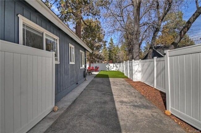 Building Photo - Move-In Ready 2 Bed / 2 Bath + Bonus Room & Den/Office