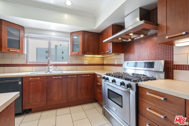 Building Photo - 1409 Armacost Ave
