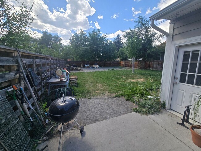 Building Photo - Spacious and Bright 3B Home in Longmont Available for July. Great Location!