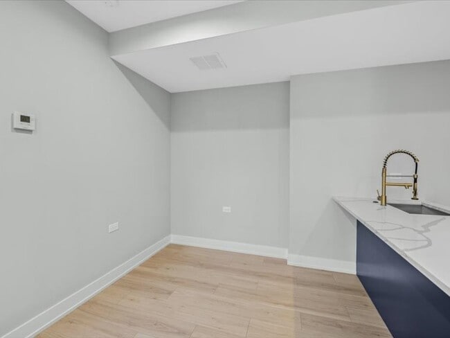 Building Photo - 2818 W Fletcher St