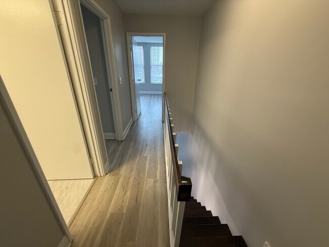 Building Photo - 744 W Gordon Terrace