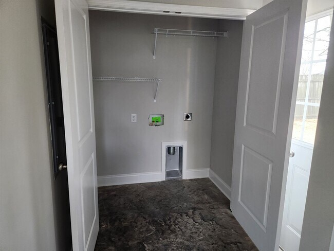Building Photo - 5 Bedroom 2 Bathroom Home for Rent close t...